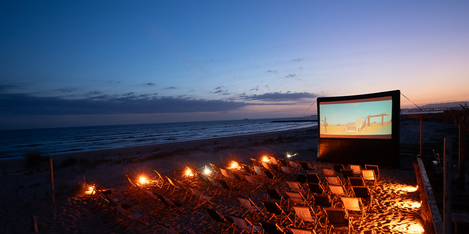 Está a chegar o primeiro cinema ao ar livre numa praia em Portugal (e com filmes épicos). Saiba tudo
