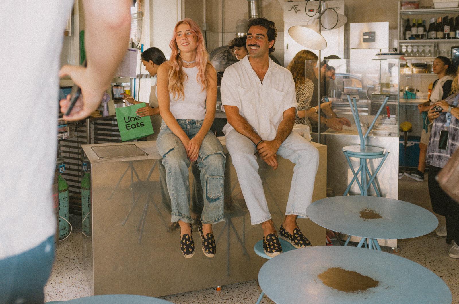 Os fãs das pizzas da Lupita agora podem calçá-las nos pés. Não é estranho, é Paez