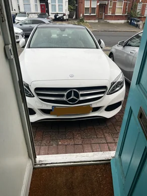 Será este o pior vizinho de sempre? Homem enfurecido com vizinho que lhe bloqueia a entrada de casa com o carro