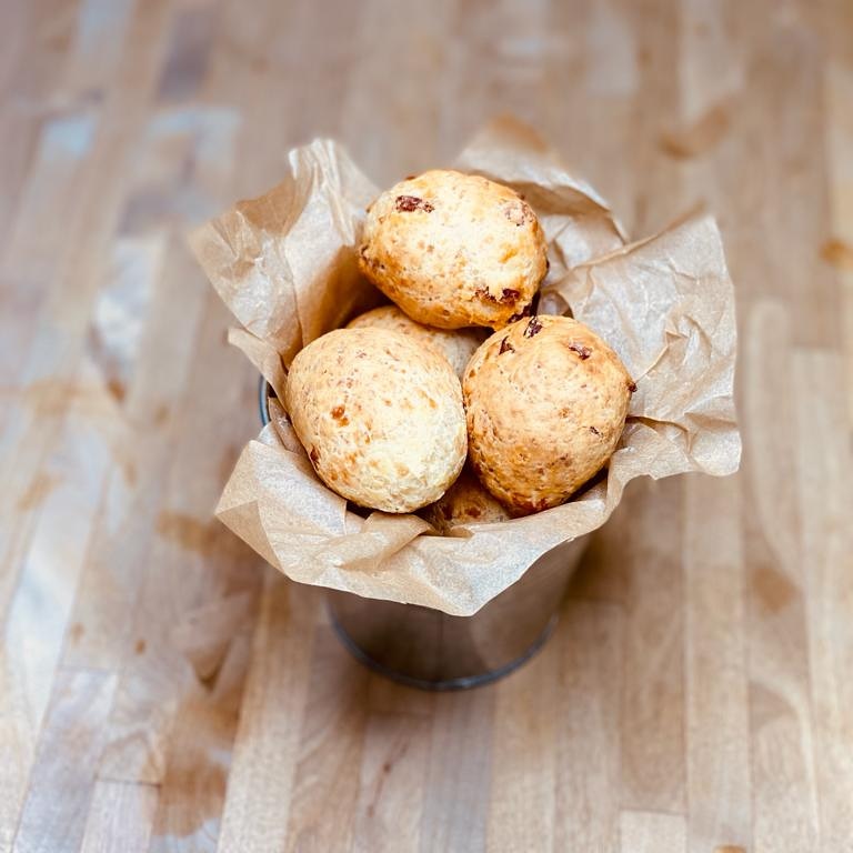 A goiabada e o chouriço entraram nestes pães de queijo e já ninguém os tira (só quem provar)