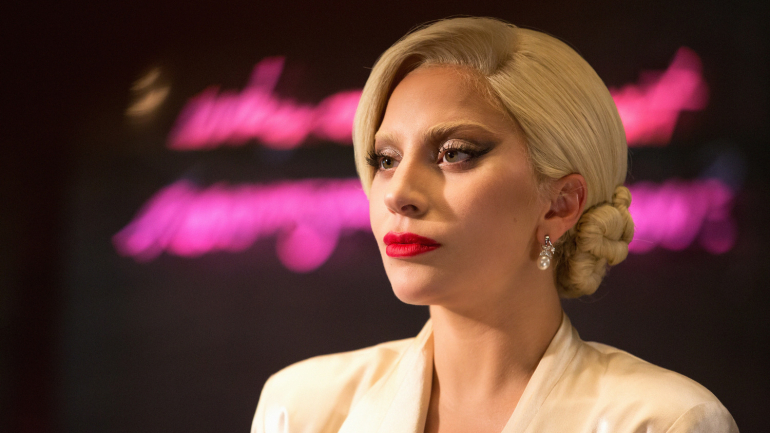 Lady Gaga é fotografada em clima de paixão (e não, não foi com Bradley Cooper)