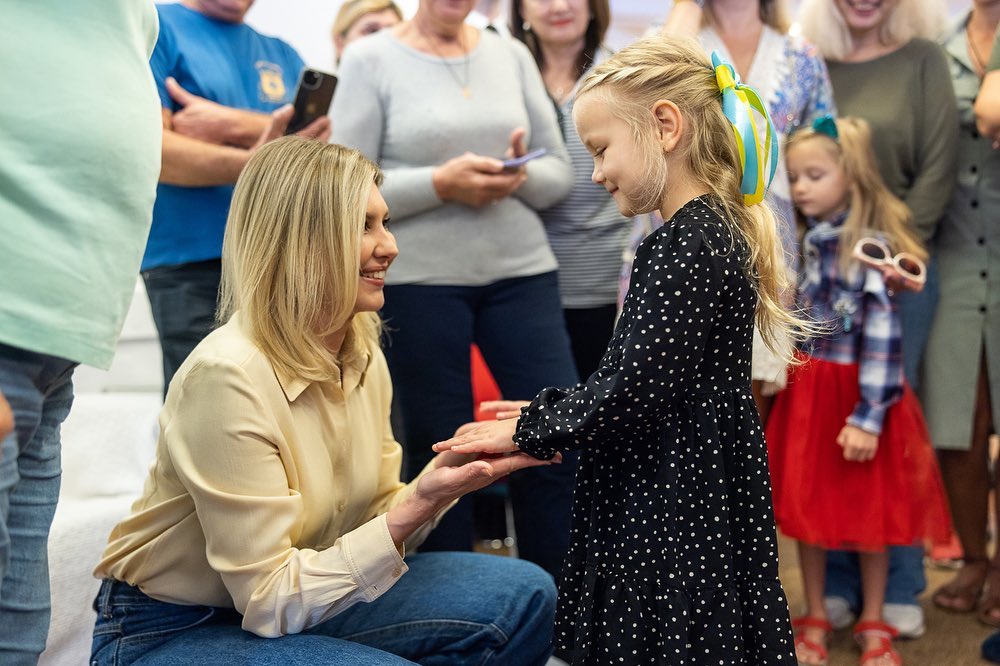 Primeira-dama ucraniana visita instituição portuguesa que acolhe refugiados. Veja o momento