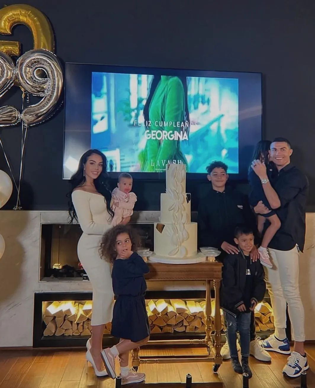 A incrível festa dos 29 anos de Georgina. Do bolo de 3 andares ao vestido — veja as fotos do jantar de luxo
