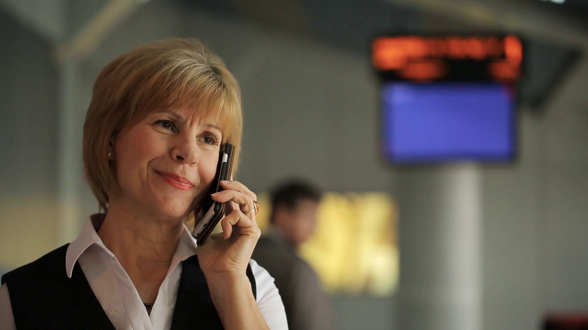 Se é dos que atendem o telemóvel com um “sim?” é melhor parar. É um erro e pode sair caro — saiba porquê