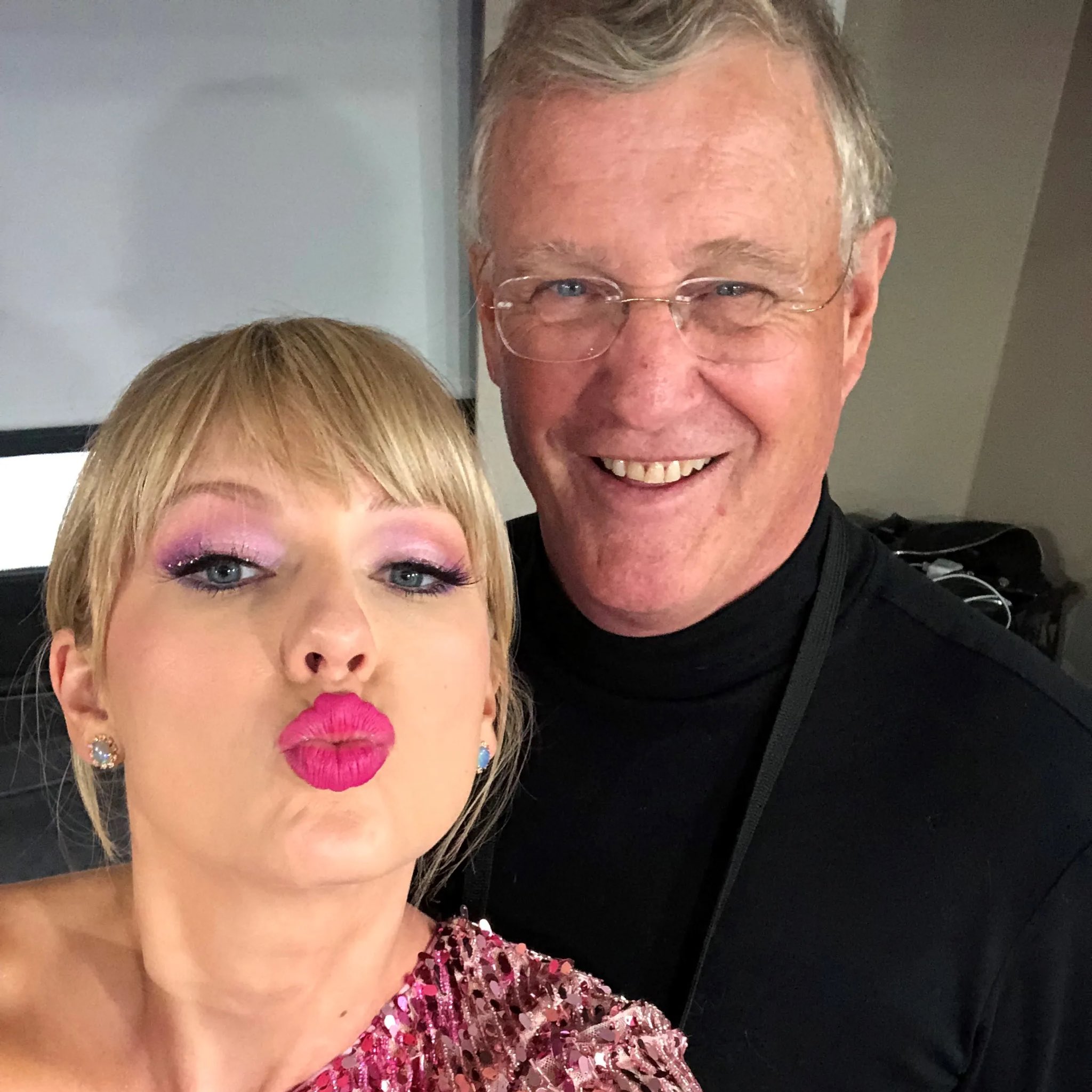Fotógrafo acusa pai de Taylor Swift de o ter agredido. Equipa da cantora já se pronunciou
