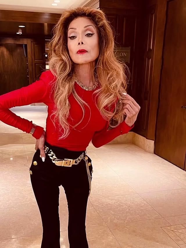 La Toya Jackson preocupa fãs ao aparecer mais magra no funeral da sobrinha. Veja as fotos