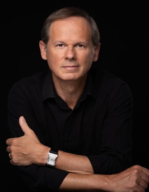 “A Mulher do Dragão Vermelho”. Novo romance de José Rodrigues dos Santos passa-se na China e começa com um rapto