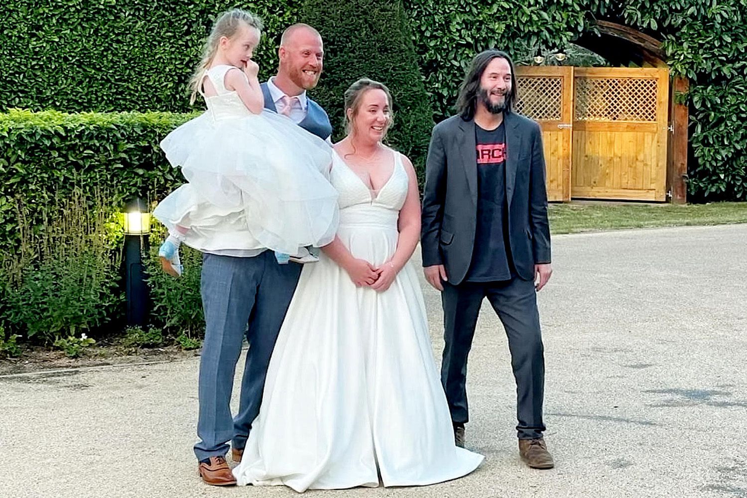 Keanu Reeves aparece de surpresa num casamento no Reino Unido e foi só um momento perfeito