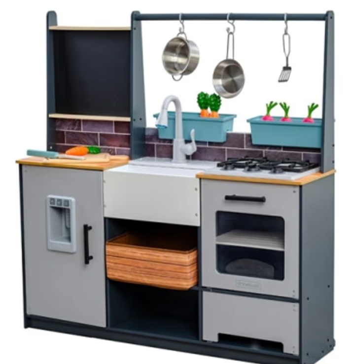 Cozinha de brincar é retirada de circulação depois de morte de bebé de 2 anos. Entenda