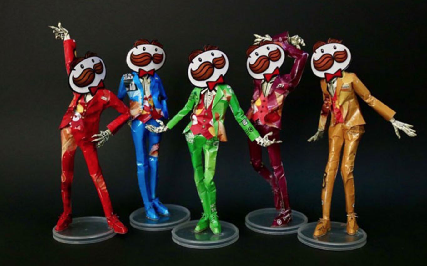 Este artista japonês cria figuras com latas de Pringles e caixas de chocolate
