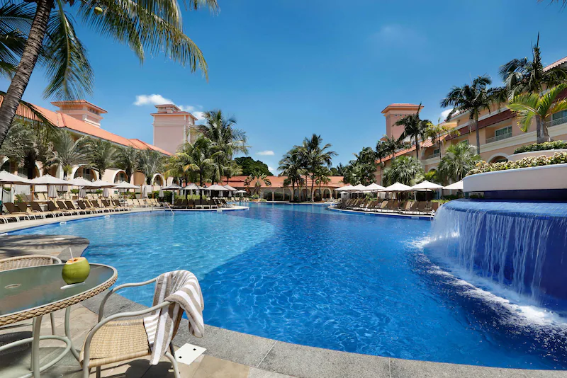 Menina de 10 anos fica com o cabelo preso na piscina de um resort e morre no dia de anos