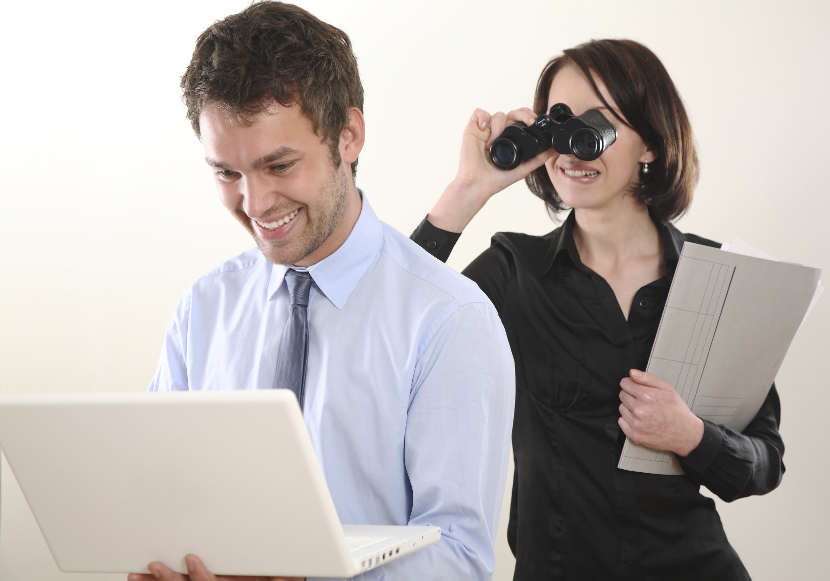 Quanto mais feliz é a sua relação, menos “ciberespião” é o seu parceiro