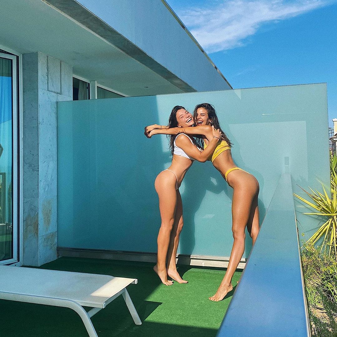 Um lugar ao sol: Carolina Carvalho e Isabela Valadeiro descansam em lugar mágico da baía de Cascais