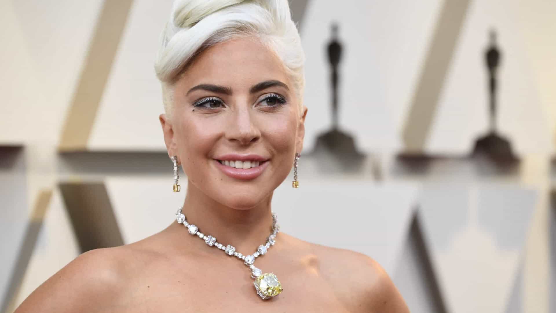 Lady Gaga e o namorado 'apanhados' em passeio romântico (mas protegidos)