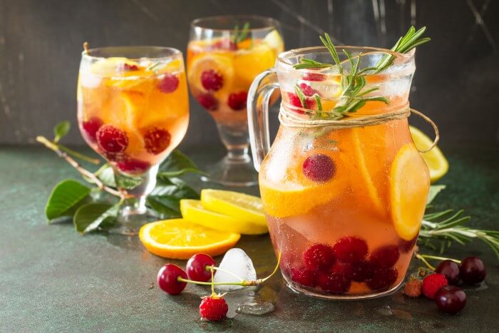 Não resiste a uma boa sangria? 5 sítios onde vai querer mais do que um copo (e até há versões azuis)