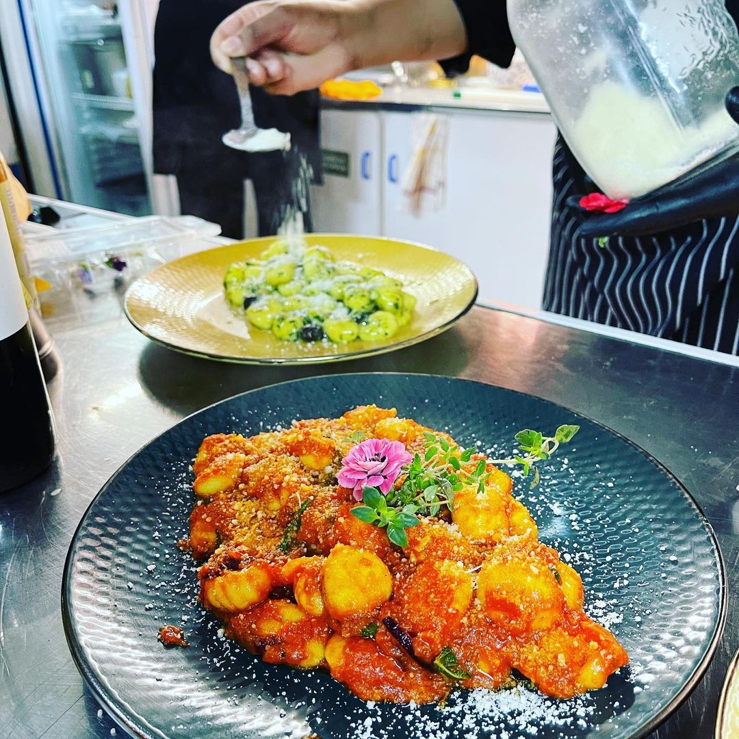 Desta Casinha, sai massa colorida e florida para comer a olhar para o mar