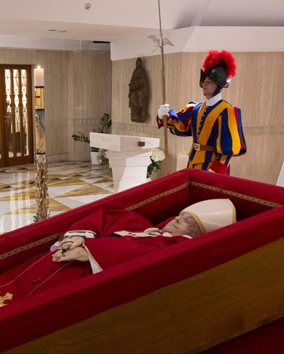 Porque é que as mãos do Papa estão tão estranhas no caixão? Especialista explica