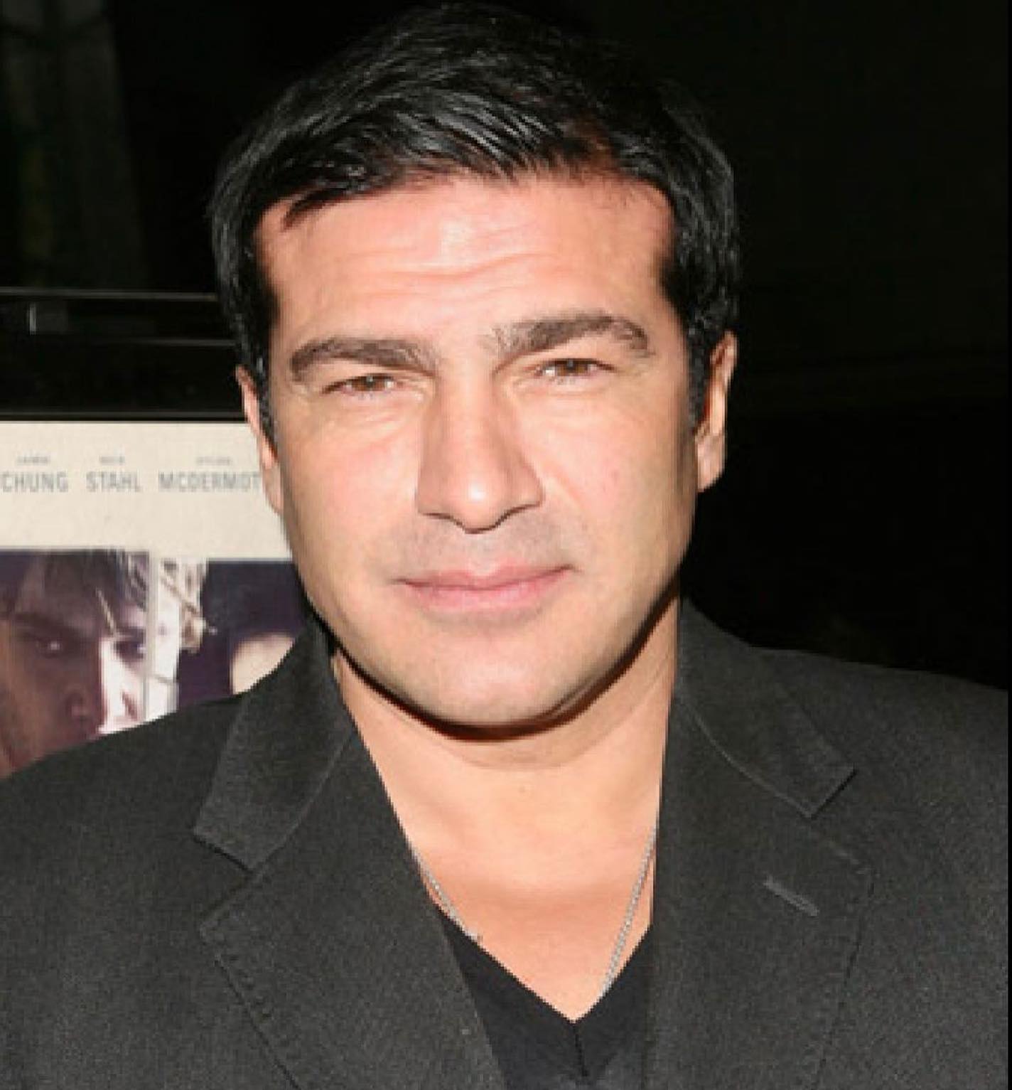 Família de ator britânico desapareceu após sismo na Turquia. Catástrofe já fez mais de 17 mil mortos e 63 mil feridos