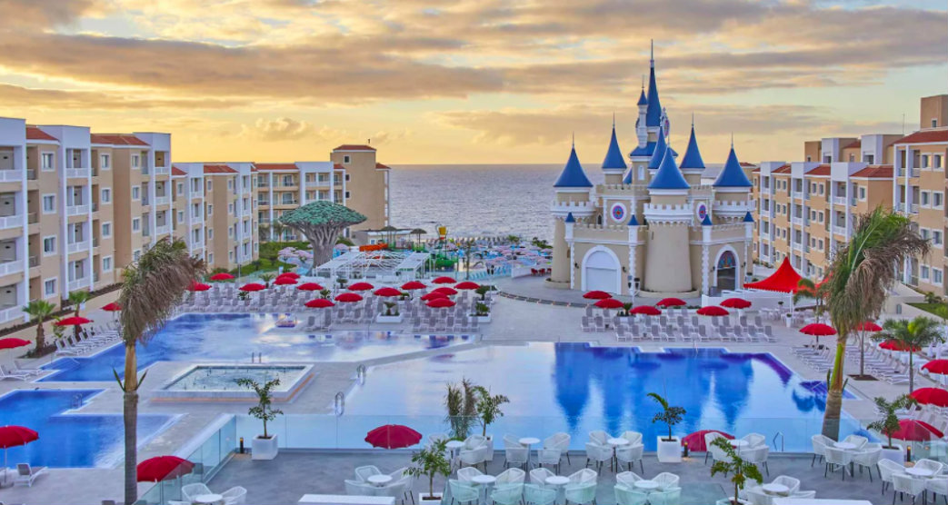 Há um novo hotel em Tenerife com 7 piscinas e um castelo a fazer lembrar os filmes da Disney