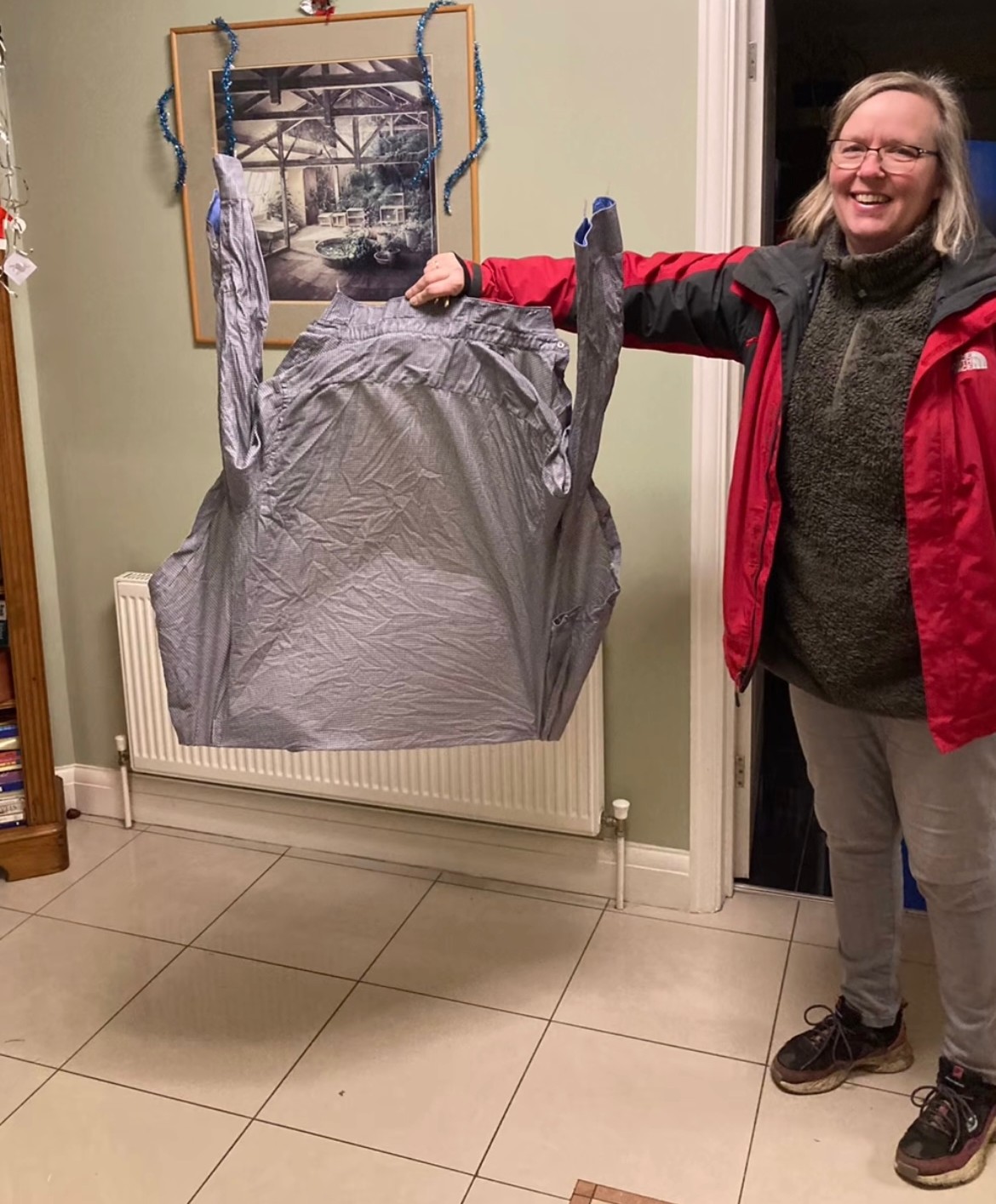 Esta mulher deixou a roupa a secar fora de casa. Encontrou as peças completamente congeladas