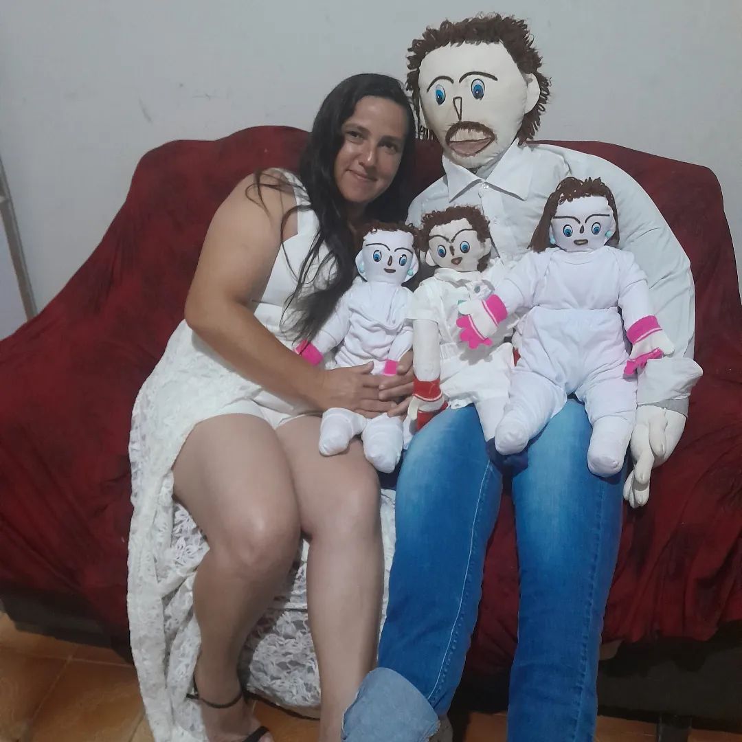 Mulher que se casou com boneco de trapos diz que vida com três filhos “não é fácil”