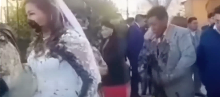Noivos saem da igreja e levam com fezes atiradas por uma ex ciumenta. Veja o vídeo