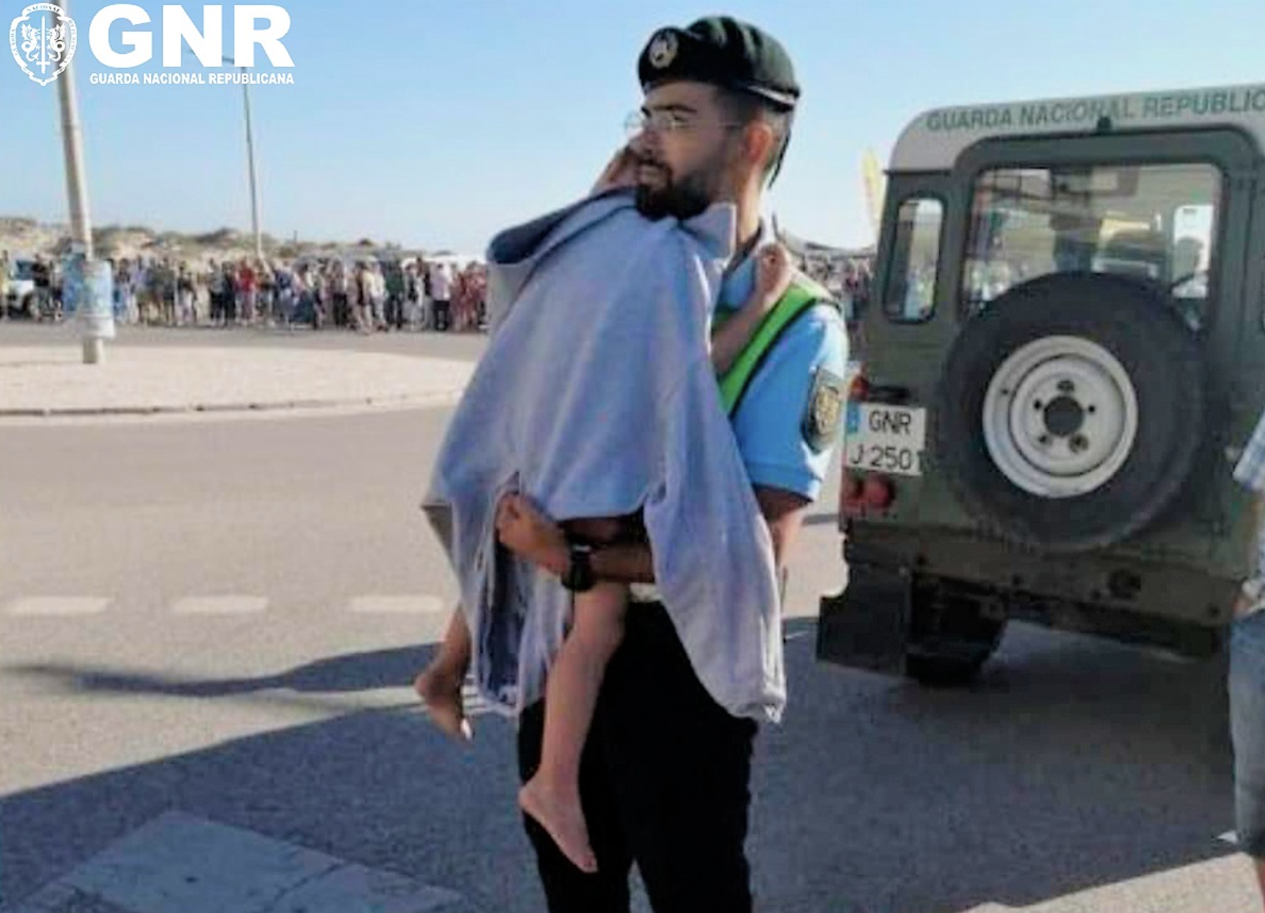 Militar da GNR protege e abraça criança perdida na praia até o pai a encontrar. Ato de carinho tornou-se viral