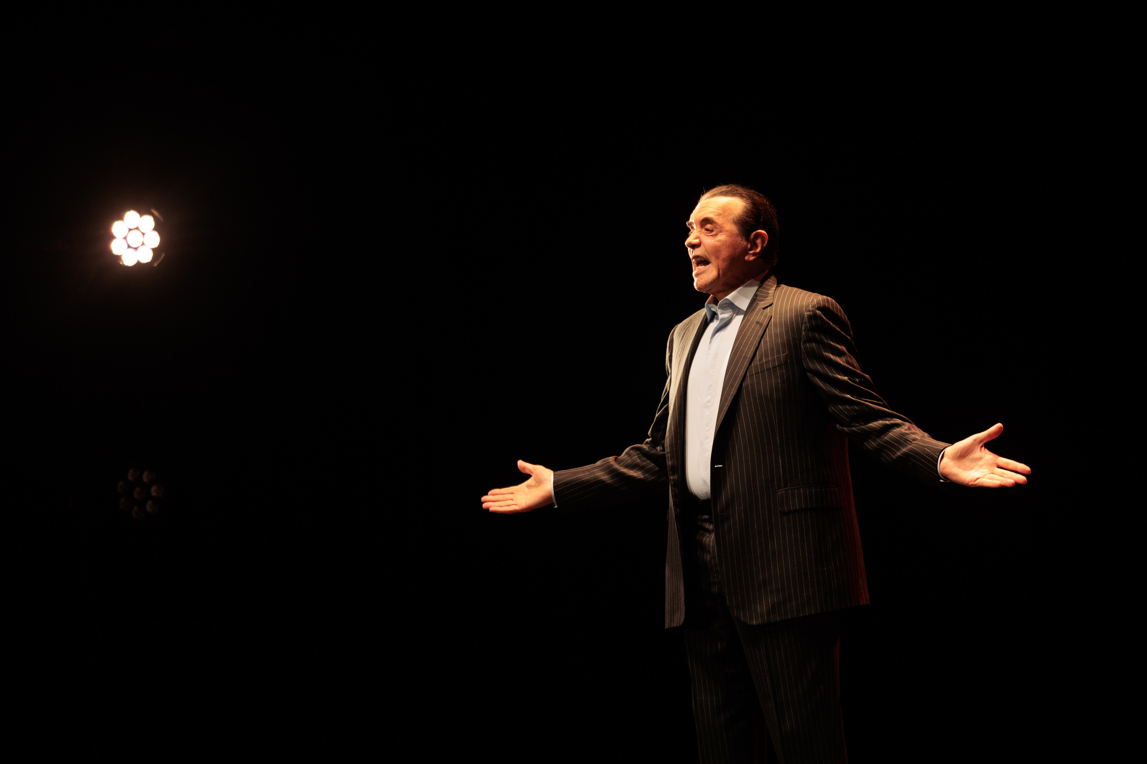 Espetáculo avassalador de Chazz Palminteri chega a Portugal em 2026. Saiba como garantir os bilhetes