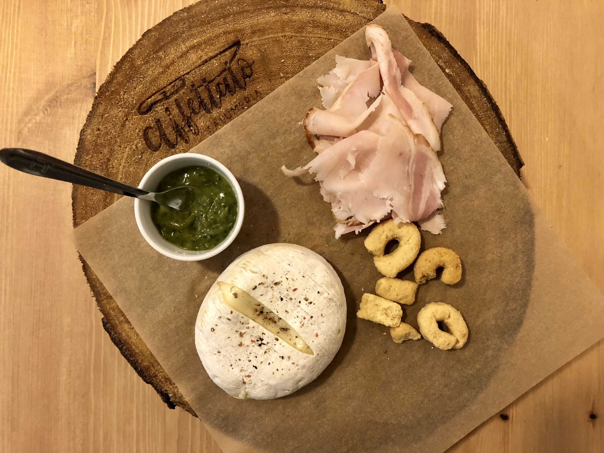 Affetato Salumeria. Nesta charcutaria, sente-se e peça uma tábua de enchidos