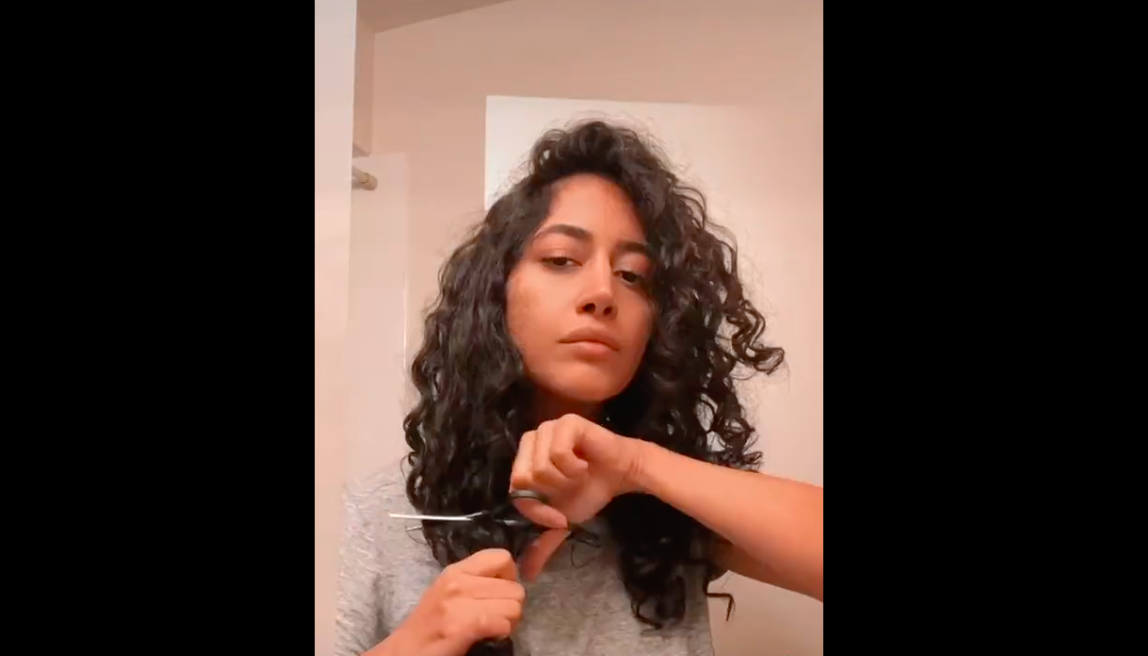 Mulheres iranianas cortam o cabelo e queimam os hijab como forma de protesto