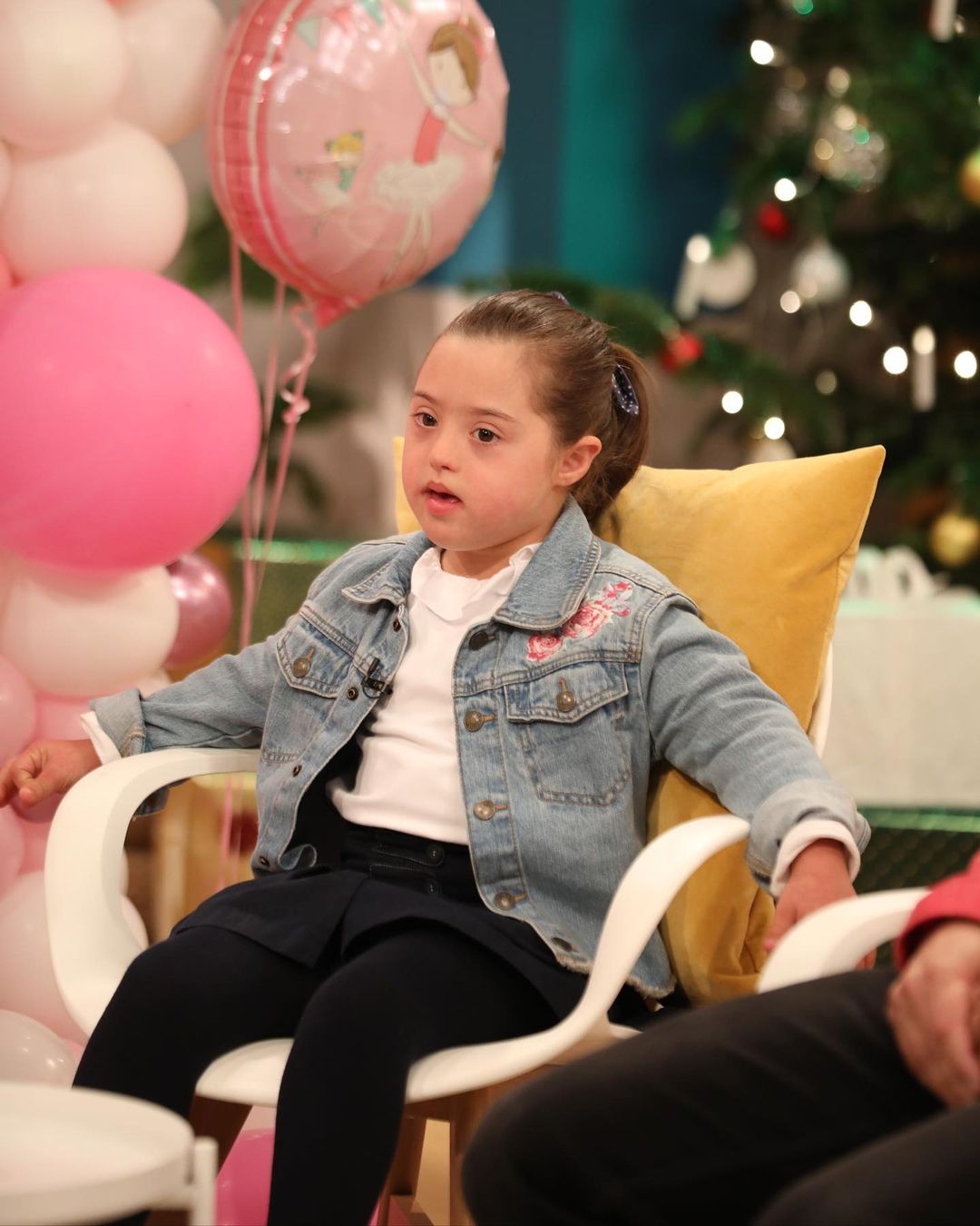 Pilar tem Trissomia 21 e aos sete anos já é uma estrela nas redes sociais