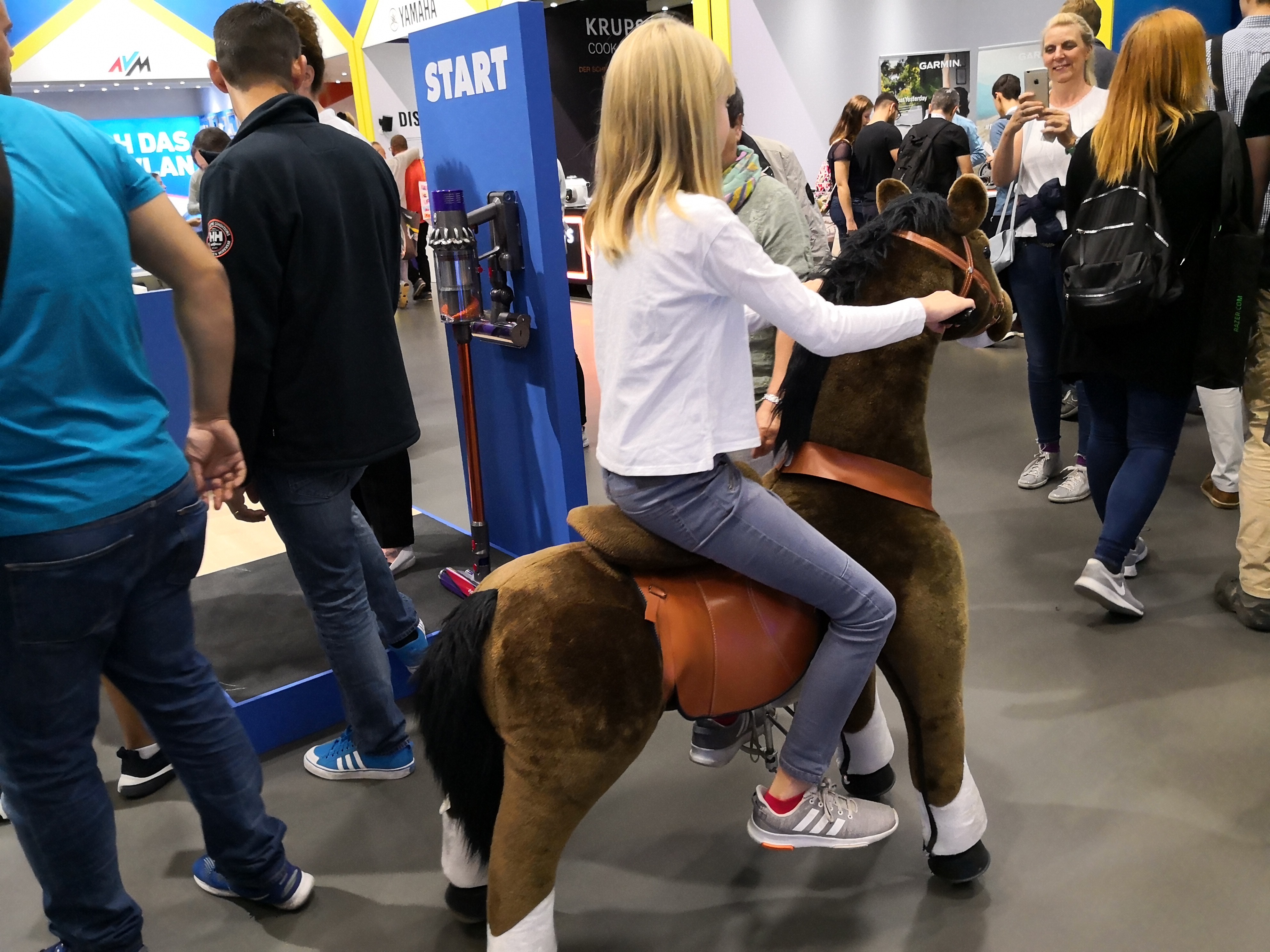 Esta camisa incrível faz parte da nova coleção da H&M que aposta na cor e na sustentabilidade