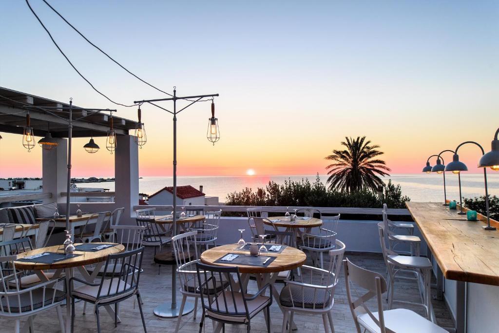 A ilha quase secreta na Grécia que nos deixa com um pé no mar Egeu e de olho no pôr do sol