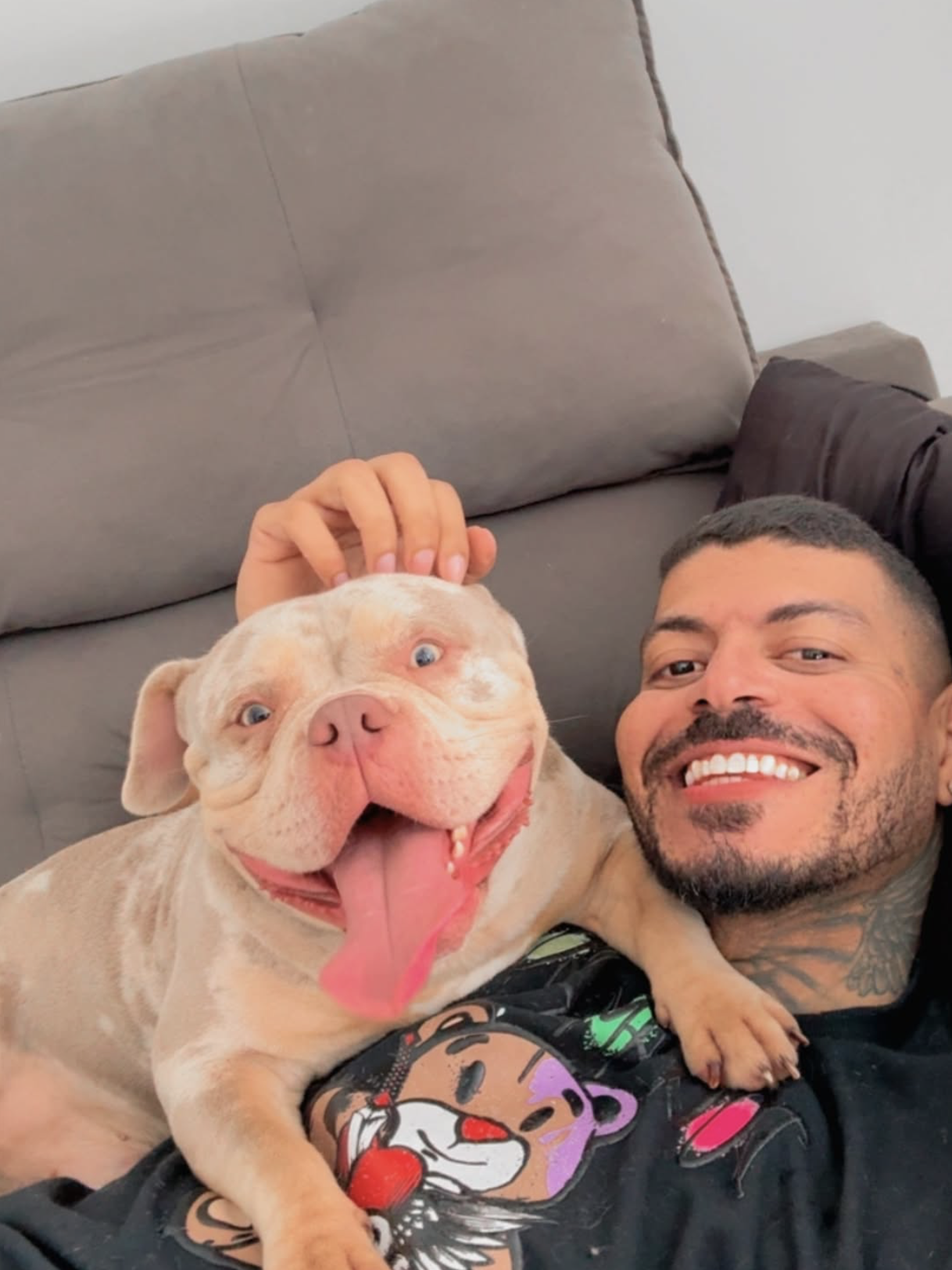 Influenciador brasileiro teve dedo do pé comido pelo cão enquanto dormia. Conheça a história