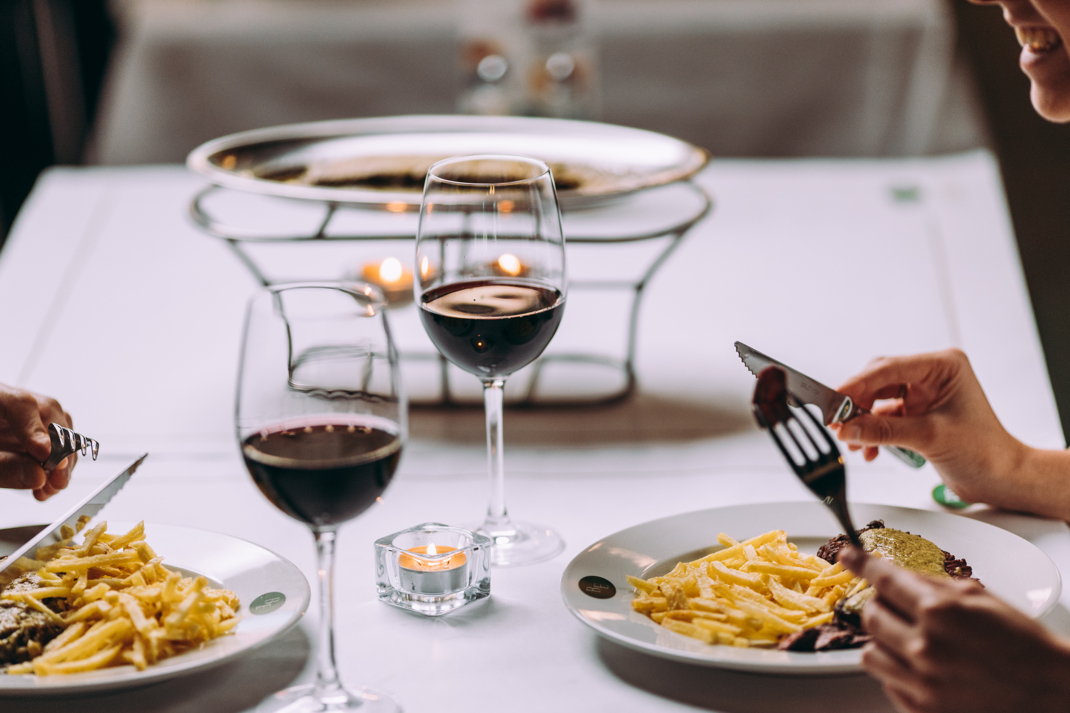 À carne com 18 molhos da La Brasserie De L’Entrecôte juntam-se novos pratos. Saiba tudo