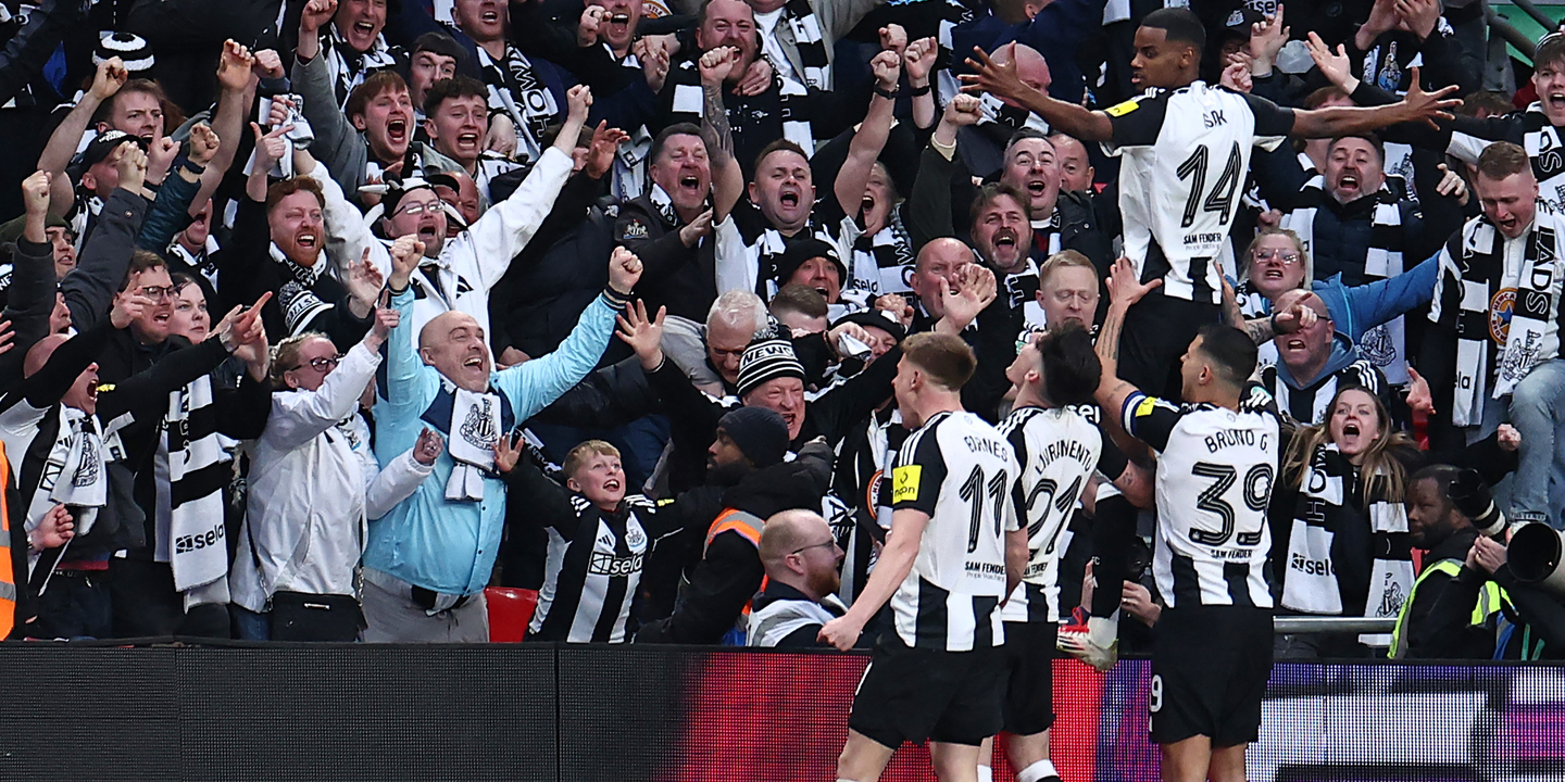 Newcastle surpreende Liverpool e conquista Taça da Liga inglesa. É o primeiro grande troféu dos Magpies em 70 anos!