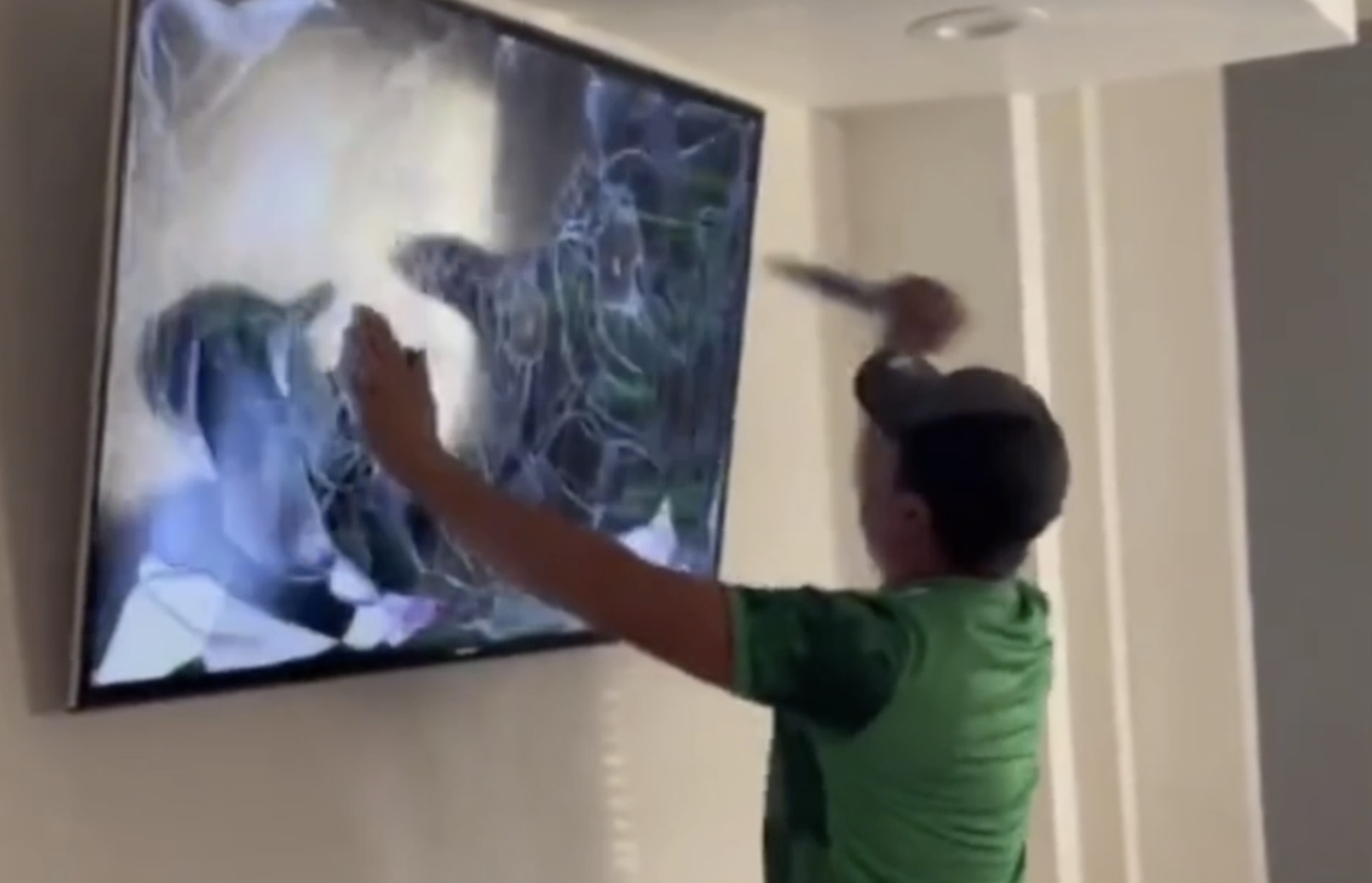 Adepto em lágrimas destrói a TV à facada depois de a sua seleção ter sido eliminada do Mundial. Veja o vídeo