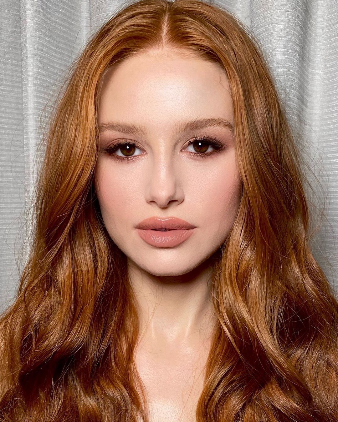 Madelaine Petsch  Cores de cabelo, Penteados, Atrizes ruivas