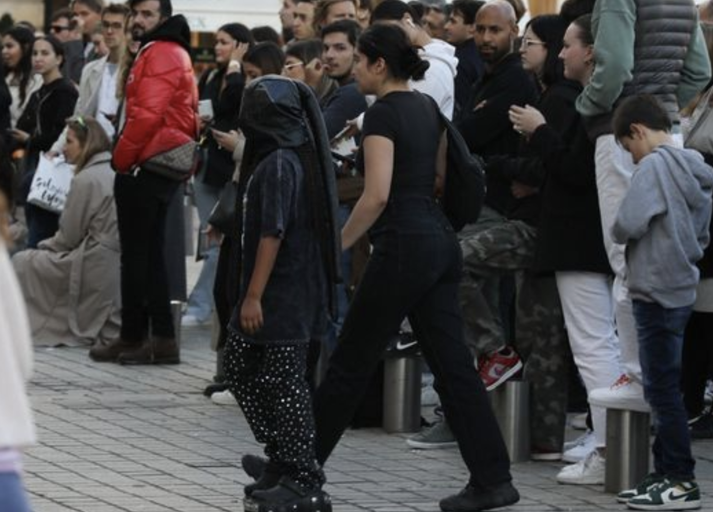 Kim Kardashian arrasada por vestir a filha de 9 anos com uma máscara de cabedal