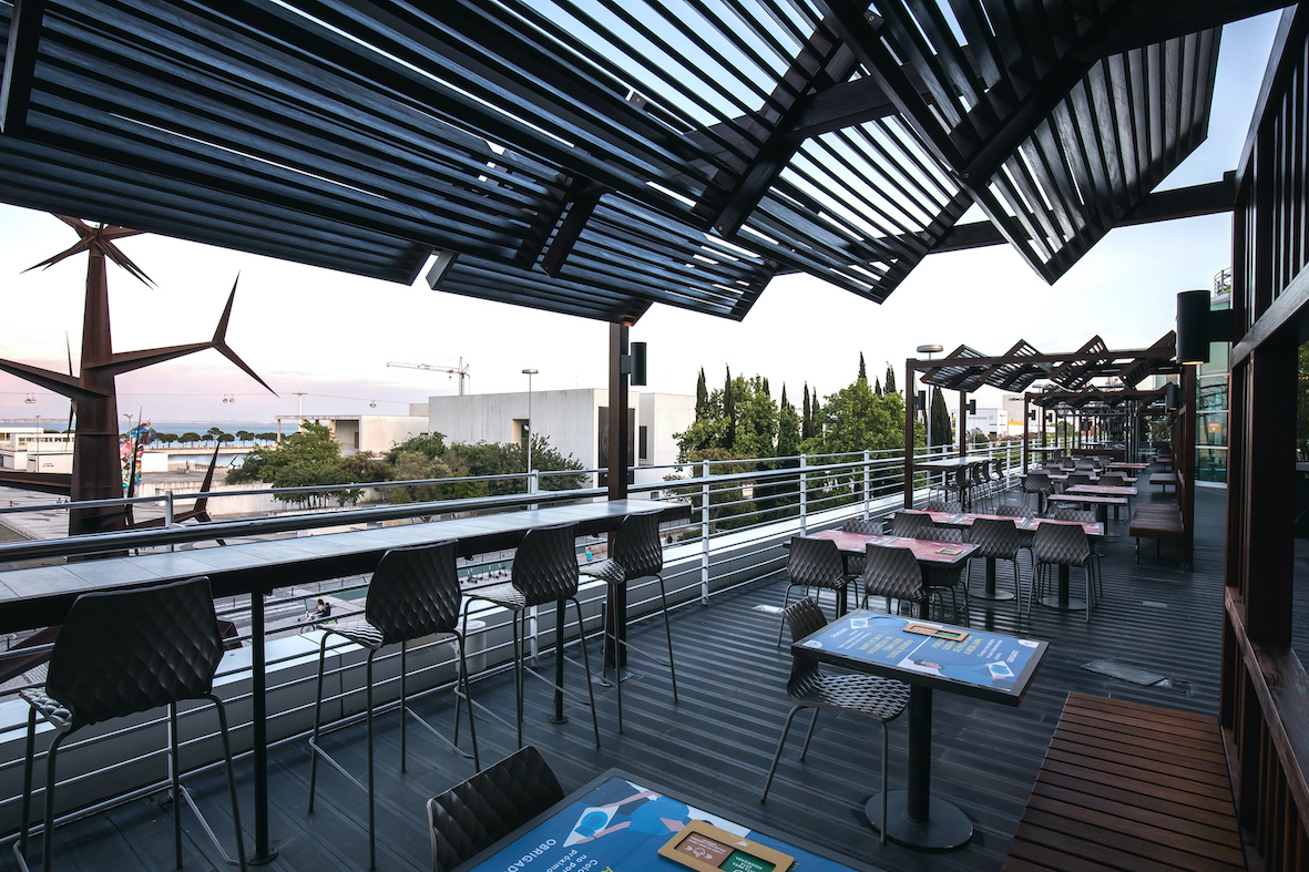 Saldos com DJ, muita dança e pão com chouriço? Há um shopping em Lisboa com tudo isto