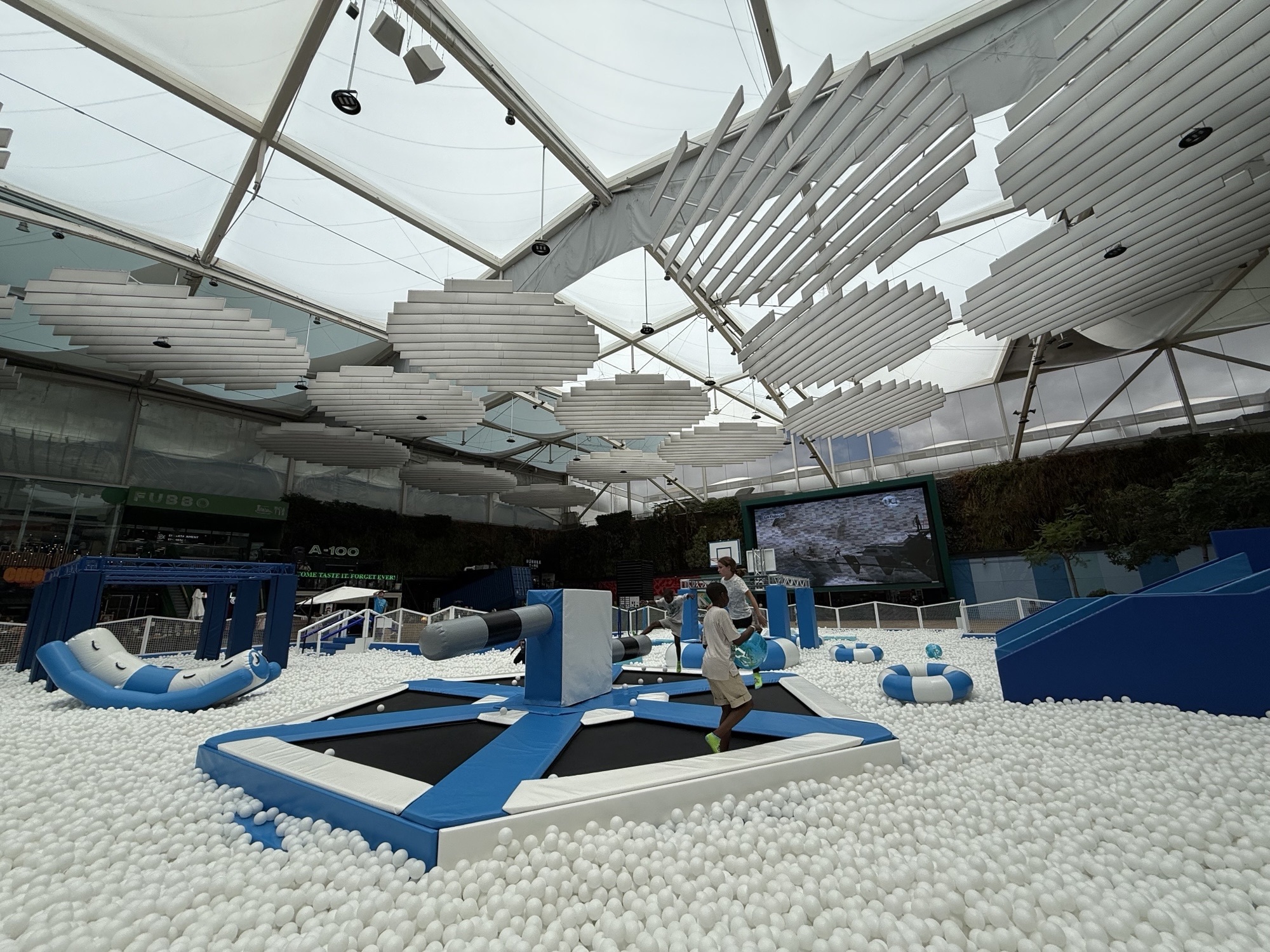 A maior piscina de bolas do País está de volta (com aventuras ao estilo de Ninja Warrior)