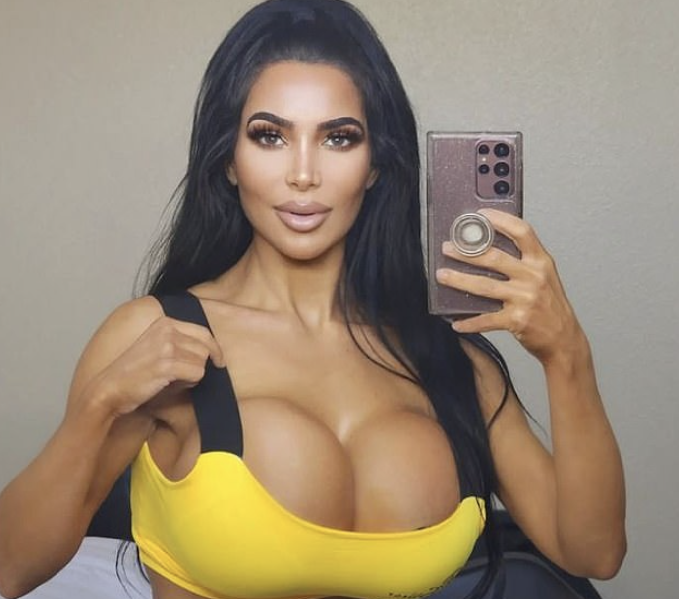 Sósia de Kim Kardashian morre após cirurgia plástica. Ashten tinha 34 anos e era estrela do OnlyFans