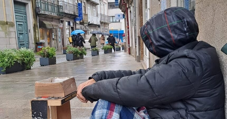 Sem-abrigo que pede na rua em Viana do Castelo devolve maço de notas a homem que as perdeu