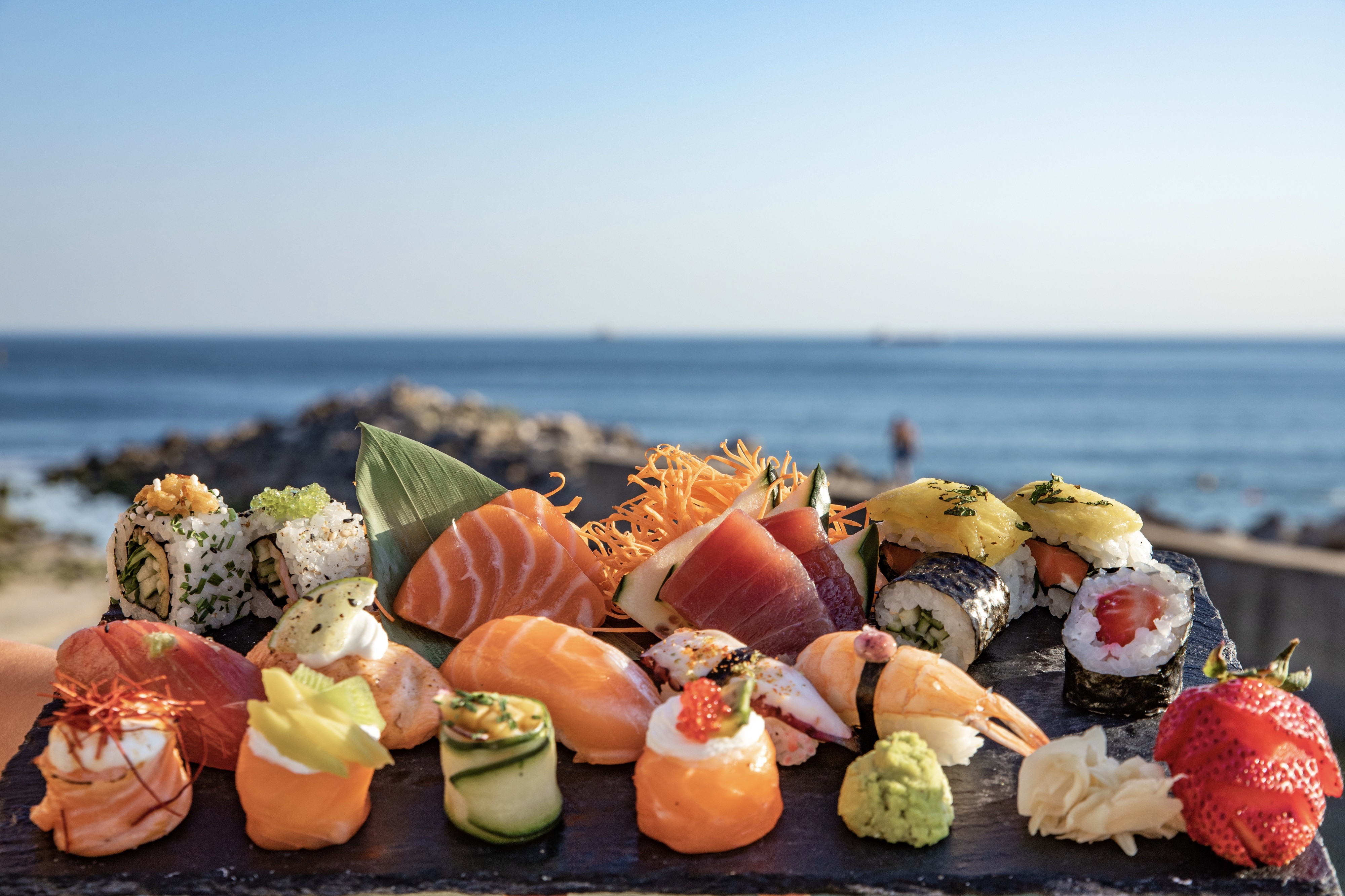 FISHFISH Sushi. Há um novo restaurante de sushi — e este é à beira-mar