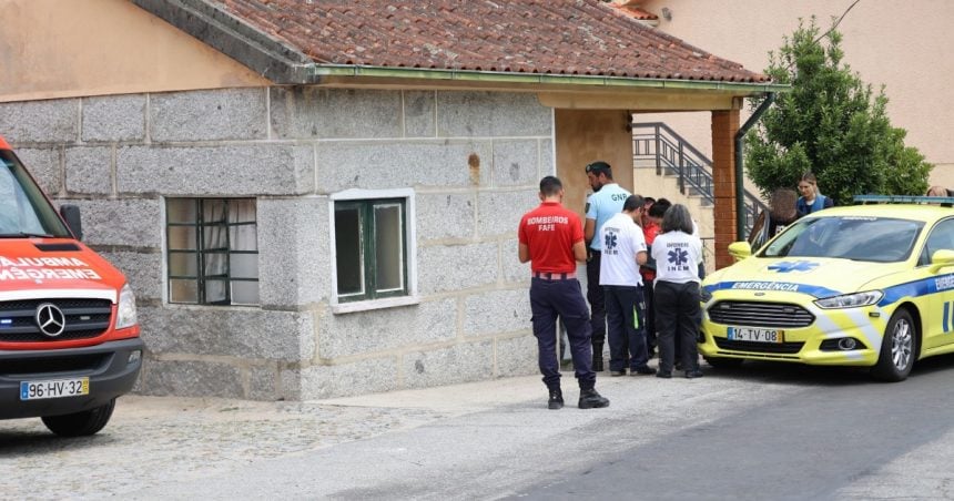 Mistério no Minho. Homem fica com a cabeça presa na grade da janela e é encontrado morto
