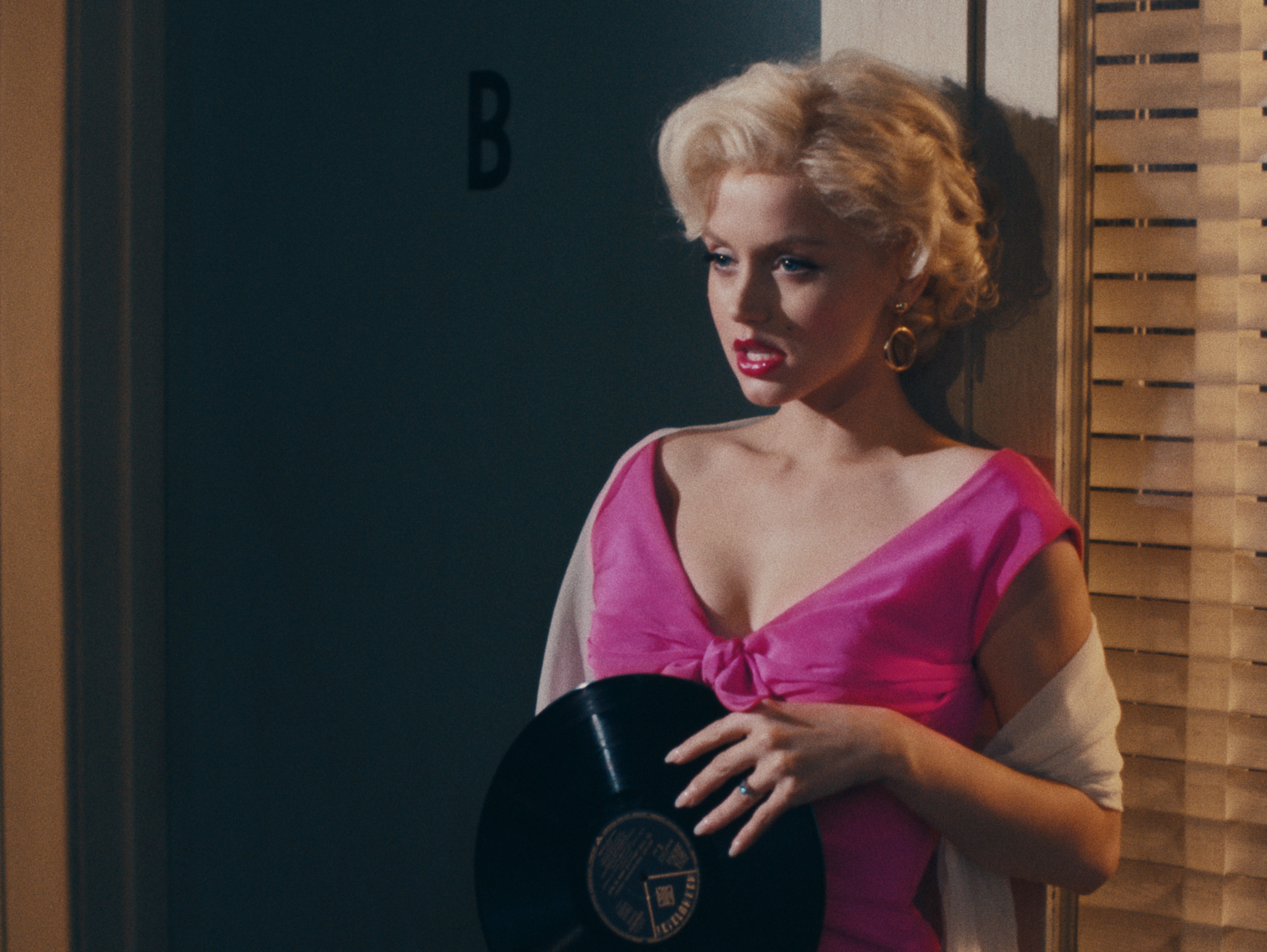 Confirma-se. O espírito de Marilyn Monroe desceu sobre Ana de Armas em “Blonde”