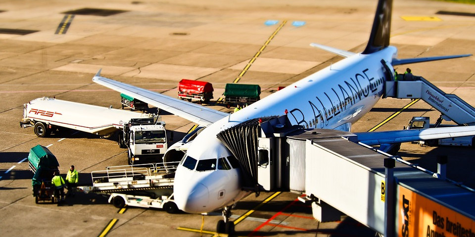 Aeroportos europeus continuam afetados devido ao ciberataque no sábado. Atrasos vão continuar durante a segunda-feira