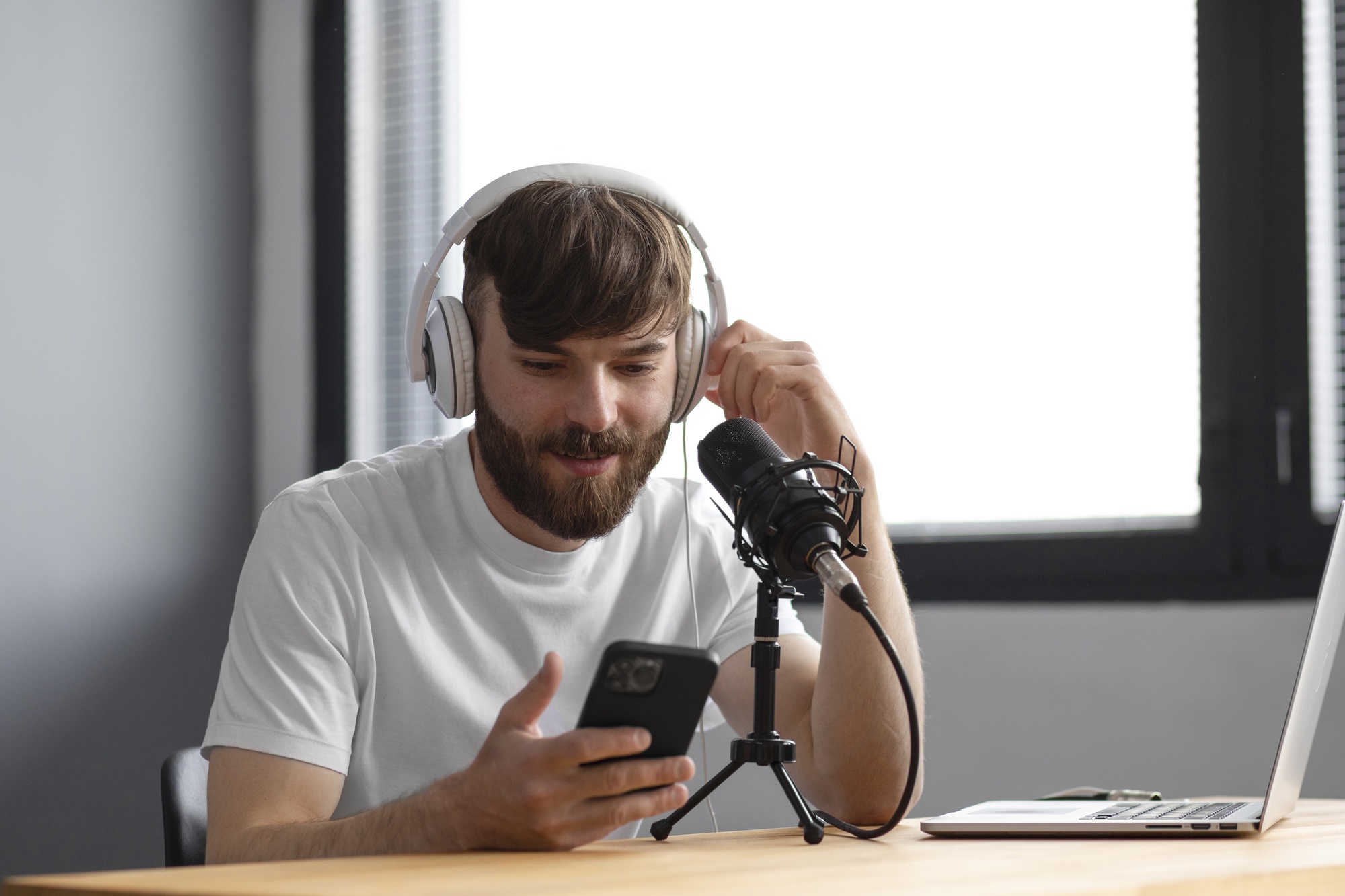 Adobe Podcast ganha novidades na melhoria das gravações, transcrições e na edição