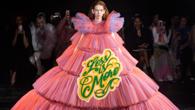 Semana de alta-costura. Viktor and Rolf apostam em vestidos inspirados em memes
