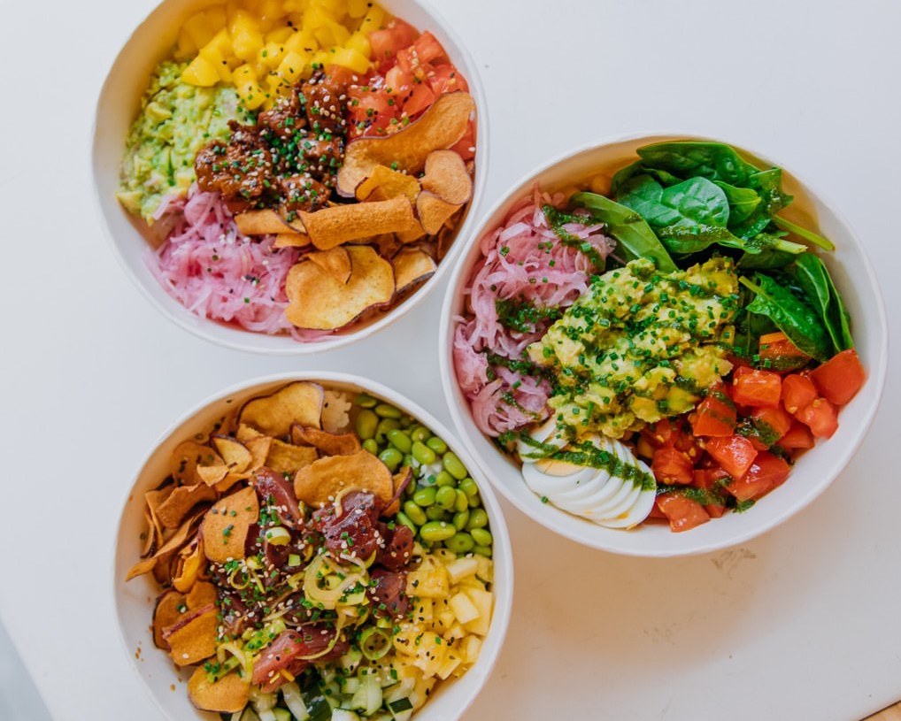 TJELA. O novo restaurante na Estrela que dá tudo nas panquecas, açaí e hambúrgueres (e tem esplanada)